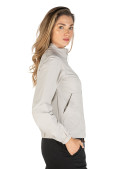Chaqueta femenina beige, diseño minimalista, ligera y elástica, perfecta para días templados.