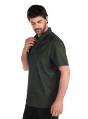 Camisa masculina verde, estilo versátil, poliéster con elastano, combina con jeans o chinos para un look casual.
