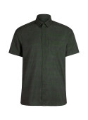 Camisa verde masculina, corte clásico, material suave y elástico, ideal para actividades al aire libre.