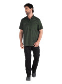 Camisa verde de hombre, estilo outdoor, mezcla de poliéster y elastano, diseño versátil para looks casuales y formales.