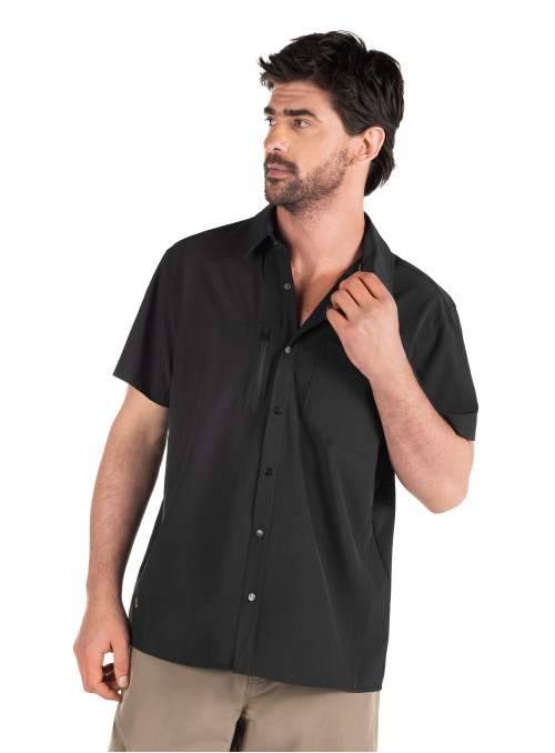 Camisa negra de hombre en poliéster reciclado con botones al tono y acabado liso.