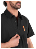 Tejido de poliéster reciclado en camisa negra masculina, versátil y fácil de cuidar.