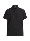 Camisa de poliéster reciclado negro, líneas limpias y caída ligera para hombre.