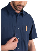 Camisa azul en poliéster reciclado, silueta clásica, adecuada para tenidas relajadas y semi-formales.