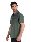 Camisa verde masculina, poliéster reciclado, estilo outdoor, perfecta para usar sobre una polera básica en días frescos.