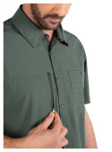Camisa verde de hombre en poliéster reciclado, ligera y suave, adecuada para un look urbano o de oficina.