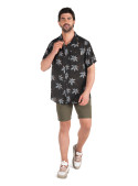 Camisa casual negra con tapeta de botones y caída fluida para clima cálido.