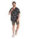 Camisa casual negra con tapeta de botones y caída fluida para clima cálido.