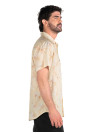 Guayabera beige de viscosa ideal para combinar con pantalones de lino.