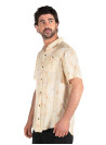 Guayabera beige para hombre con detalles clásicos y diseño casual.