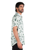Guayabera verde versátil para combinar con pantalones de lino o chinos.