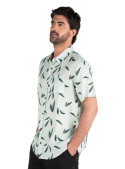 Guayabera verde de estilo casual con terminaciones limpias y caída fluida.
