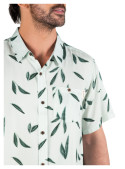 Guayabera verde de manga tradicional y dobladillo recto con aberturas laterales.
