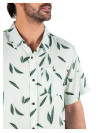 Guayabera verde de manga tradicional y dobladillo recto con aberturas laterales.