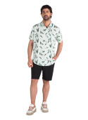 Guayabera verde de hombre con alforzas verticales y botones frontales.