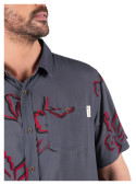 Guayabera gris con dobladillo cómodo en viscosa, perfecta para climas templados.