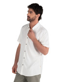 Detalles de textura fresca en lino, camisa casual blanca para hombre con caída natural.