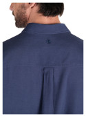 Textura suave y caída natural de la camisa azul casual para hombre.