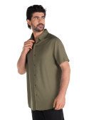 Camisa verde de hombre, caída natural y textura de lino, perfecta para estilo smart casual.