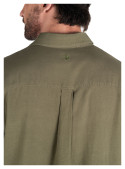 Detalles de la camisa verde casual, cuello clásico y tejido ligero para frescura.