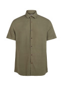 Camisa verde versátil para hombre, mezcla de lino y algodón, ideal para días templados.