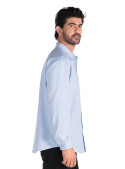 Acabado limpio y elegante en camisa celeste de algodón para hombre, perfecta para el día a día.