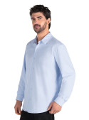 Camisa celeste versátil para looks casuales y semi formales, ideal con chinos o pantalón de vestir.