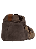 Sandalia casual taupe para niño, taco plano de 2,5 cm, perfecta para combinar con bermudas.