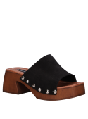 Sandalia femenina en cuero negro, estilo casual, ideal para combinar con diversos atuendos.