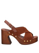 Sandalia casual de cuero café, ideal para looks elegantes y casuales.