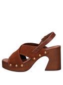 Taco de 9 cm en sandalia café de cuero, estilo casual y versátil.