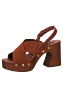 Sandalia de cuero café para mujer con taco bloque, diseño minimalista y punta abierta.