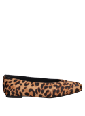Ballerina de cuero en animal print que complementa looks casuales con un toque moderno.