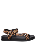 Sandalia de cuero animal print con sutil taco de 3 cm, perfecta para combinar con jeans o falda.