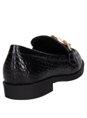 Silueta clásica de mocasín negro de cuero para mujer, con calce slip-on y acabado liso.