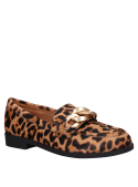 Mocasín de cuero animal print, silueta definida, adecuado para looks casuales con traje o shorts.
