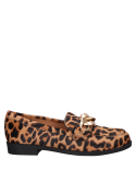 Elegante mocasín de cuero animal print, empeine limpio, perfecto para combinar con jeans o falda.