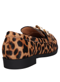 Mocasín clásico en cuero animal print con suela plana, diseño cómodo y versátil para mujer.