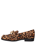 Detalle de ribeteado tradicional en mocasín de cuero animal print, sin cordones, ideal para uso diario.