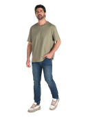 Polera verde casual de hombre en algodón con diseño esencial.