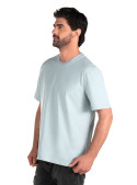 Polera celeste para hombre, estilo casual, combina con shorts y bototos para un look urbano.