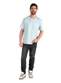 Polera celeste de algodón, acabado liso, ideal para combinar con jeans o chinos.