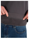 Polerón gris de hombre, calce relajado, tejido suave, perfecto para combinar con jeans.