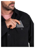 Textura suave de la chaqueta negra para hombre, ideal para salidas informales.