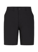 Detalle del short negro, ideal para climas cálidos y salidas urbanas.