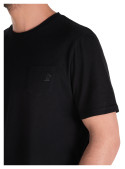 Polera básica negra de hombre, confeccionada en algodón, adecuada para combinar con jeans o joggers.