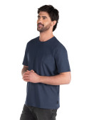 Dobladillo de polera azul para hombre, complemento versátil para cualquier atuendo.