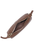 Bandolera café de cuero con herrajes metálicos y costuras prolijas.