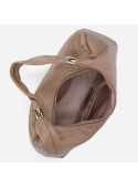 Cartera taupe de cuero, líneas limpias, ideal para looks casuales del día a día.
