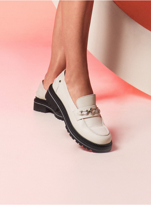 Mocasín Mujer Zapato formal beige de cuero para mujer, suela gruesa negra, versátil para looks casuales y chic.